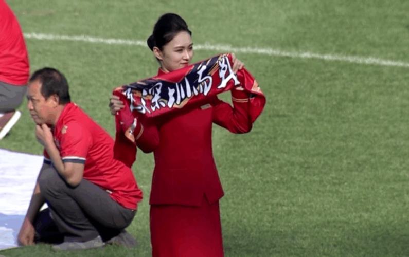 靓丽空姐亮相中甲赛场 助威球队倡导文明赛场 靓丽空姐亮相中甲赛场 助威球队倡导文明赛场